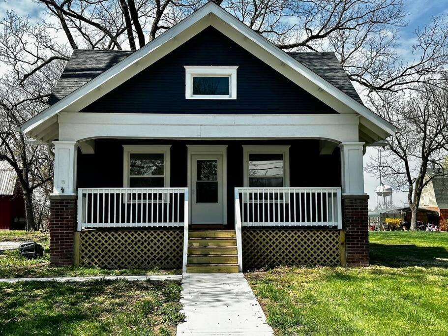 Mrs. Hughes Cottage - 2 Bedroom House W/ Parking Hamilton 외부 사진