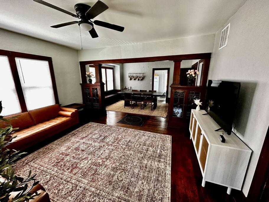 Mrs. Hughes Cottage - 2 Bedroom House W/ Parking Hamilton 외부 사진
