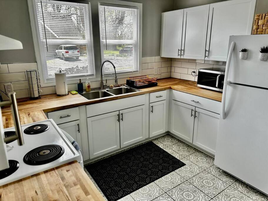Mrs. Hughes Cottage - 2 Bedroom House W/ Parking Hamilton 외부 사진