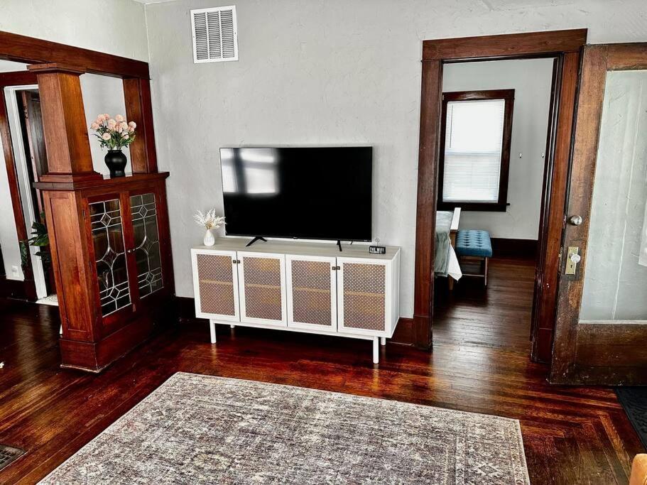 Mrs. Hughes Cottage - 2 Bedroom House W/ Parking Hamilton 외부 사진