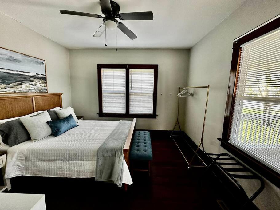 Mrs. Hughes Cottage - 2 Bedroom House W/ Parking Hamilton 외부 사진