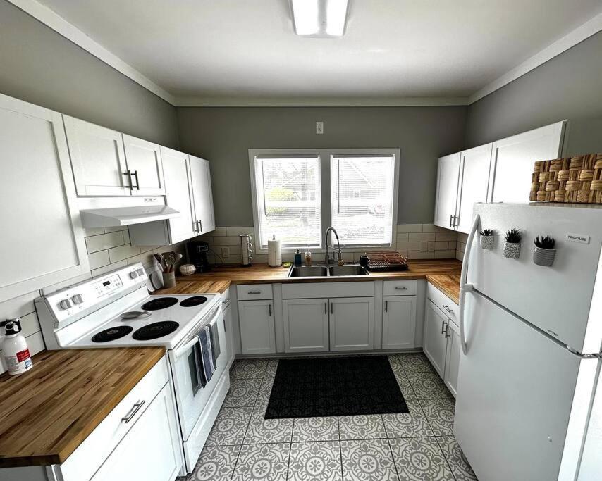 Mrs. Hughes Cottage - 2 Bedroom House W/ Parking Hamilton 외부 사진